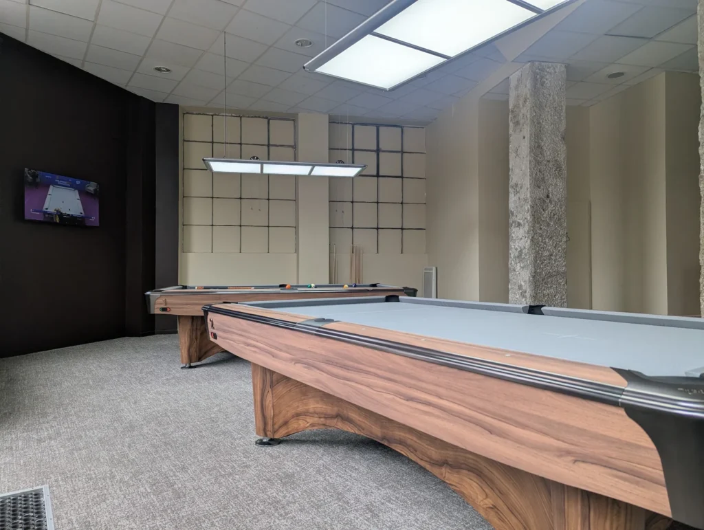 La Bille Blanche est ouverte ! Tables de billard dans une salle de jeu.