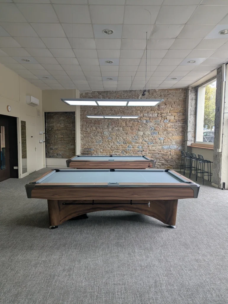 Tables de billard avec lumières suspendues